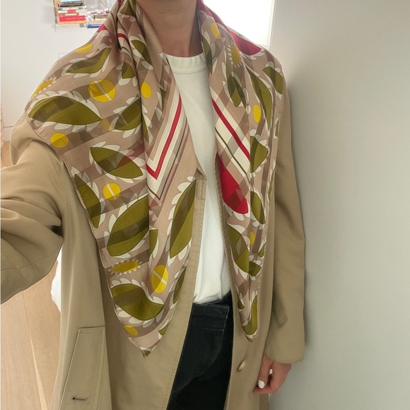 Metropolitan Museum of Art Vintage Silk Scarf - Picture 4 of 10